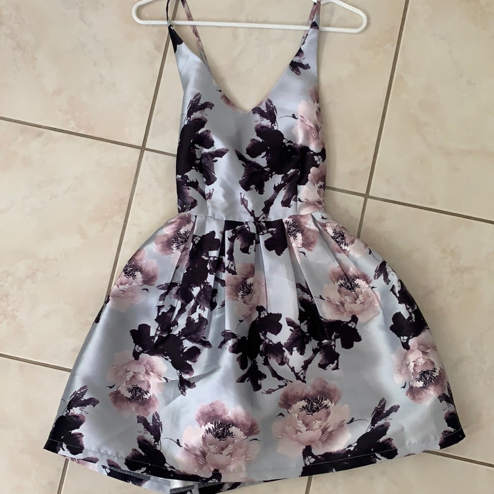 V cute floral skater dress